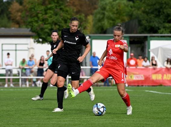 Fussball, Frauen, Regionalliga Nordost, Saison 2023 2024 (4. Spieltag), 1. FC Union Berlin - FC Viktoria 89, v. l. Manieke Anouk Dekker (FC Viktoria 1889 Berlin), Lisa Heiseler (1. Frauen 1. FC Union), 17.09. 2023, Copyright: xMatthiasxKochx