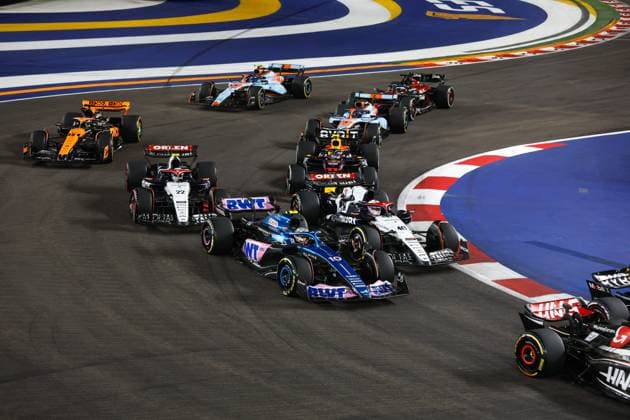 Start, 10 Pierre Gasly (FRA, BWT Alpine F1 Team), 40 Liam Lawson (NZL, Scuderia AlphaTauri), 22 Yuki Tsunoda (JPN, Scuderia AlphaTauri), F1 Grand Prix of Singapore at Marina Bay Street Circuit on September 17, 2023 in Singapore, Singapore. (Photo by HOCH ZWEI) Singapore Singapore
