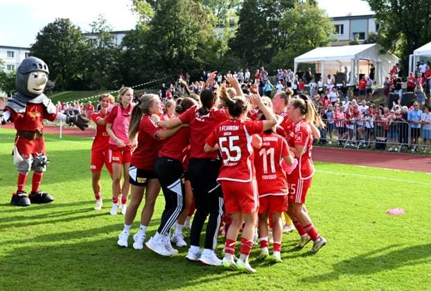 Fussball, Frauen, Regionalliga Nordost, Saison 2023 2024 (4. Spieltag), 1. FC Union Berlin - FC Viktoria 89, Union-Jubel nach dem Abpfiff, 17.09. 2023, Copyright: xMatthiasxKochx