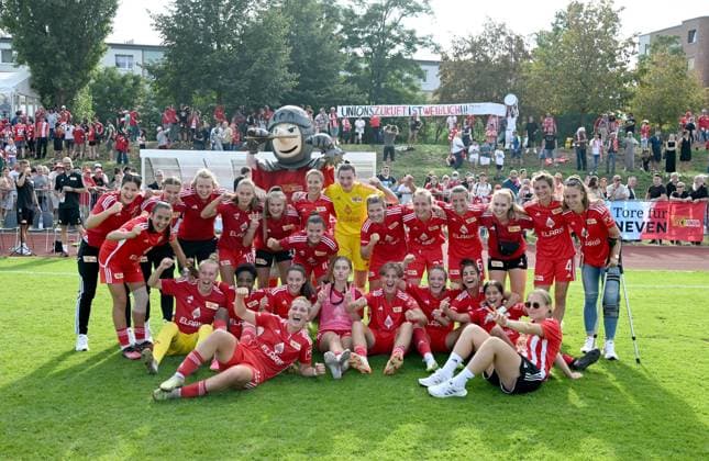 Fussball, Frauen, Regionalliga Nordost, Saison 2023 2024 (4. Spieltag), 1. FC Union Berlin - FC Viktoria 89, Union-Jubel nach dem Abpfiff, Fans von Union, Unions Zukunft ist weiblich, 17.09. 2023, Copyright: xMatthiasxKochx