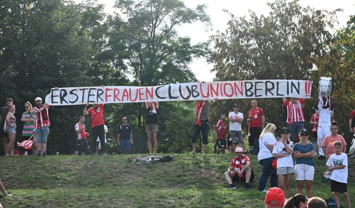 Fussball, Frauen, Regionalliga Nordost, Saison 2023 2024 (4. Spieltag), 1. FC Union Berlin - FC Viktoria 89, Union-Jubel nach dem Abpfiff, Fans von Union, Erster Frauenclub Union Berlin, 17.09. 2023, Copyright: xMatthiasxKochx