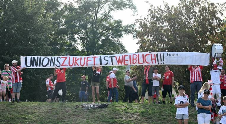 Sport Bilder des Tages Fussball, Frauen, Regionalliga Nordost, Saison 2023 2024 (4. Spieltag), 1. FC Union Berlin - FC Viktoria 89, Union-Jubel nach dem Abpfiff, Fans von Union, Unions Zukunft ist weiblich, 17.09. 2023, Copyright: xMatthiasxKochx