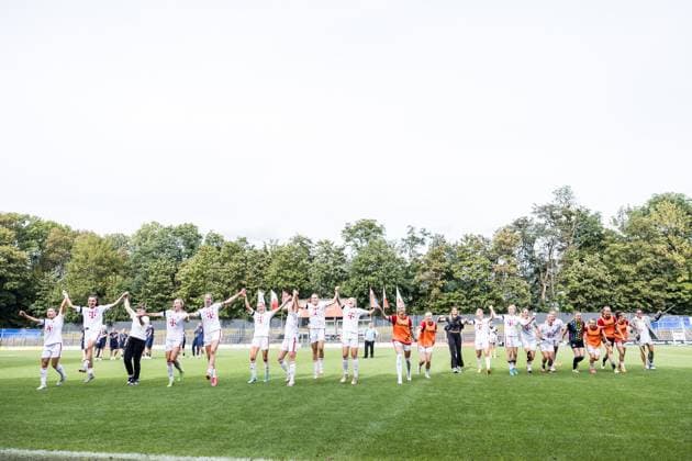 GOOGLE PIXEL Frauen Bundesliga: 1. FC Koeln - RB Leipzig; 17.09.2023 Die Spielerinnen des 1. FC Koeln feiern den Sieg GOOGLE PIXEL Frauen Bundesliga, 1. FC Koeln - RB Leipzig, Koeln, Franz-Kremer-Stadion am 17.09.2023 DFB REGULATIONS PROHIBIT ANY USE OF PHOTOGRAPHS AS IMAGE SEQUENCES AND OR QUASI-VIDEO. Copyright: xBEAUTIFULxSPORTS Wunderlx