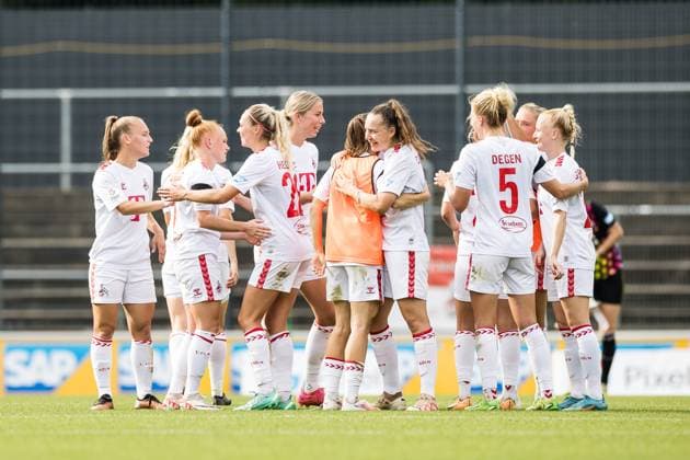 GOOGLE PIXEL Frauen Bundesliga: 1. FC Koeln - RB Leipzig; 17.09.2023 Jubel bei den Spielerinnen des 1. FC Koeln nach dem 2:1 Sieg gegen RB Leipzig GOOGLE PIXEL Frauen Bundesliga, 1. FC Koeln - RB Leipzig, Koeln, Franz-Kremer-Stadion am 17.09.2023 DFB REGULATIONS PROHIBIT ANY USE OF PHOTOGRAPHS AS IMAGE SEQUENCES AND OR QUASI-VIDEO. Copyright: xBEAUTIFULxSPORTS Wunderlx