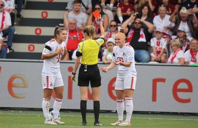 Schiedsrichterin Davina Lutz zeigt Gelb Rot für Martyna Wiankowska (Köln, L), 1. FC Köln - RB Leipzig, Google Pixel Frauen Bundesliga, 1. Spieltag, Köln, Deutschland, 17.09.2023.