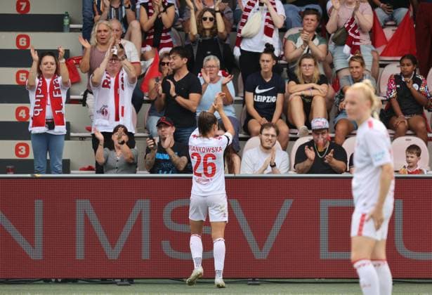 Martyna Wiankowska (Köln) geht unter Applaus nach gelb-roter Karte Vom Platz, 1. FC Köln - RB Leipzig, Google Pixel Frauen Bundesliga, 1. Spieltag, Köln, Deutschland, 17.09.2023.