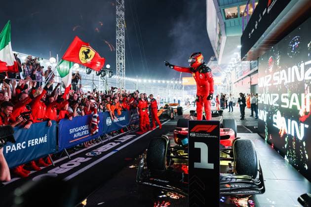 SAINZ Carlos (spa), Scuderia Ferrari SF-23, portrait, win celebration in parc ferme during the 2023 Formula 1 Singapore Airlines Singapore Grand Prix, 15th round of the 2023 Formula One World Championship, WM, Weltmeisterschaft from September 15 to 17, 2023 on the Marina Bay Street Circuit, in Singapore - F1 - SINGAPORE GRAND PRIX 2023 - RACE DPPI Panoramic  00123035_AV3_9566