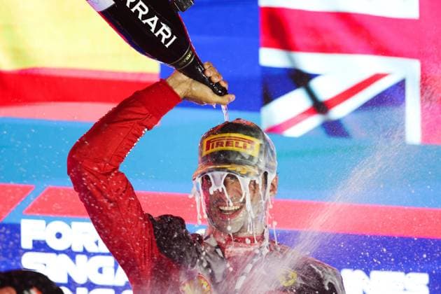 Bilder des Jahres 2023, Sport 09 September Sport Themen der Woche KW37 Sport Bilder des Tages podium SAINZ Carlos (spa), Scuderia Ferrari SF-23, portrait during the 2023 Formula 1 Singapore Airlines Singapore Grand Prix, 15th round of the 2023 Formula One World Championship, WM, Weltmeisterschaft from September 15 to 17, 2023 on the Marina Bay Street Circuit, in Singapore - F1 - SINGAPORE GRAND PRIX 2023 - RACE DPPI Panoramic  00123035_AV3_9947