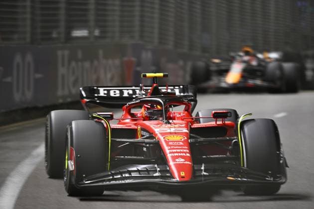 (230917) -- SINGAPORE, Sept. 17, 2023 -- Ferrari driver Carlos Sainz of Spain races during the Formula One Singapore Grand Prix Night Race at the Marina Bay Street Circuit, Sept. 17, 2023. (Photo by Xinhua) (SP)SINGAPORE-F1-SINGAPORE GRAND PRIX ThenxChihxWey 