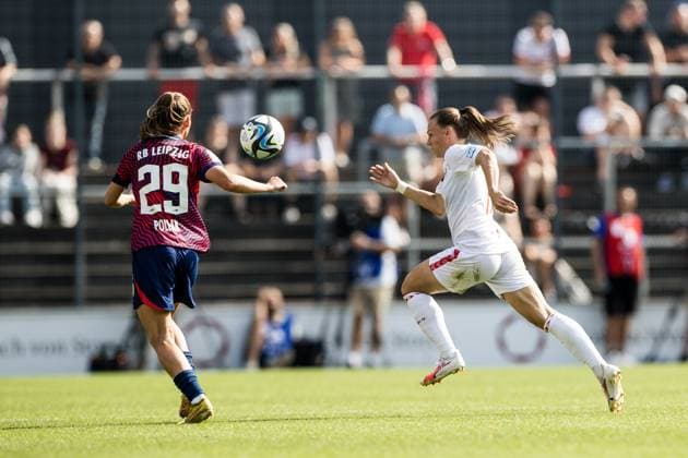 GOOGLE PIXEL Frauen Bundesliga: 1. FC Koeln - RB Leipzig; 17.09.2023 Julia Pollakv (RB Leipzig, 29), Dora Zeller (1. FC Koeln, 19) GOOGLE PIXEL Frauen Bundesliga, 1. FC Koeln - RB Leipzig, Koeln, Franz-Kremer-Stadion am 17.09.2023 DFB REGULATIONS PROHIBIT ANY USE OF PHOTOGRAPHS AS IMAGE SEQUENCES AND OR QUASI-VIDEO. Copyright: xBEAUTIFULxSPORTS Wunderlx