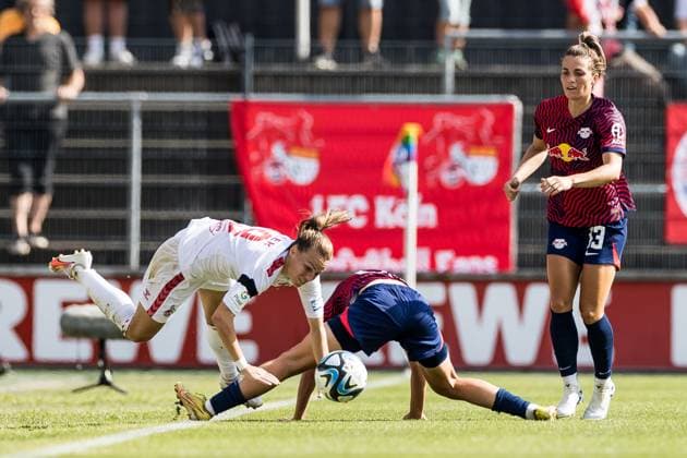 GOOGLE PIXEL Frauen Bundesliga: 1. FC Koeln - RB Leipzig; 17.09.2023 Dora Zeller (1. FC Koeln, 19) fliegt nach Zweikampf mit Julia Pollakv (RB Leipzig, 29) GOOGLE PIXEL Frauen Bundesliga, 1. FC Koeln - RB Leipzig, Koeln, Franz-Kremer-Stadion am 17.09.2023 DFB REGULATIONS PROHIBIT ANY USE OF PHOTOGRAPHS AS IMAGE SEQUENCES AND OR QUASI-VIDEO. Copyright: xBEAUTIFULxSPORTS Wunderlx