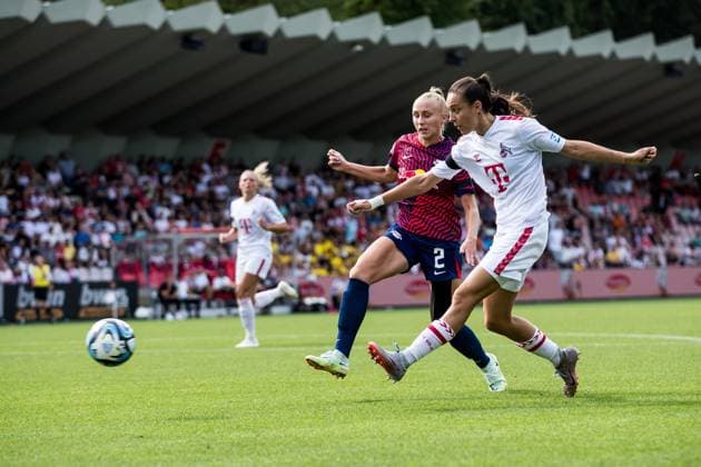 GOOGLE PIXEL Frauen Bundesliga: 1. FC Koeln - RB Leipzig; 17.09.2023 Frederike Kempe (RB Leipzig, 2), Natalia Padilla-Bidas (1. FC Koeln, 22) GOOGLE PIXEL Frauen Bundesliga, 1. FC Koeln - RB Leipzig, Koeln, Franz-Kremer-Stadion am 17.09.2023 DFB REGULATIONS PROHIBIT ANY USE OF PHOTOGRAPHS AS IMAGE SEQUENCES AND OR QUASI-VIDEO. Copyright: xBEAUTIFULxSPORTS Wunderlx