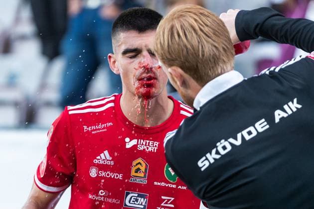Sport Themen der Woche KW37 Sport Bilder des Tages 230917 Skövde AIKs Hampus Söderström blöder fran ansiktet under fotbollsmatchen i Superettan mellan Örebro och Skövde AIK den 17 september 2023 i Örebro. *** 230917 Skövde AIKs Hampus Söderström bleeds from his face during the Superettan football match between Örebro and Skövde AIK on September 17, 2023 in Örebro.  Copyright: JOHANxBERNSTRÖM BB230917JB033