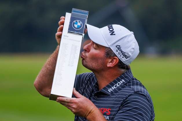 Bilder des Jahres 2023, Sport 09 September Sport Themen der Woche KW37 Sport Bilder des Tages Golf - 2023 BMW PGA, Golf Herren Championship - Final Day - Wentworth - Sunday 17th September 2023 Ryan Fox (NZL) celebrates with the BMW PGA trophy at Wentworth COLORSPORT DANIEL BEARHAM  csp_golf_db_17092023_