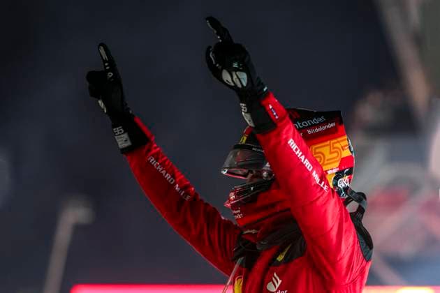 Formel 1, GP Singapur, Das Rennen WINNER FIA FORMULA ONE - SINGAPORE GRAND PRIX 55 CARLOS SAINZ JR (ESP) SCUDERIA FERRARI (ITA) FERRARI SF-23 FORMULE 1 : Grand Prix de Singapour - 17 09 2023 MPSAgency Panoramic 