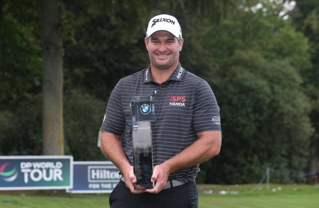 BMW PGA, Golf Herren Championship, Round 4, DP World Tour, European Tour, Wentworth Golf Club, Surrey, UK. - 17th September 2023. Ryan Fox of New Zealand Holds aloft The 2023 BMW PGA Championship Trophy after winning the tournament with a score of -18 Par. - BMW PGA Championship, Round 4, DP World Tour, European Tour, Wentworth Golf Club, Surrey, UK. - 17th September 2023. Surrey Wentworth Golf Course United Kingdom Copyright: xDanxWeirx CP_BMW_PGA_Championship_Round_4_54