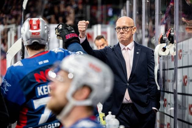 Bilder des Jahres 2023, Sport 09 September Sport Themen der Woche KW37 Sport Bilder des Tages 17.09.2023 - Eishockey - Saison 2023 2024 - Penny DEL - Nürnberg Ice Tigers Icetigers - Straubing Tigers - ThHa - xthxhax - Tom Rowe (Trainer, Headcoach, Nürnberg Ice Tigers, Nuernberg Ice Tigers ) Roman Kechter (73, Nürnberg Ice Tigers, Nuernberg Ice Tigers ) Tor, Jubel, Torjubel *** 17 09 2023 ice hockey season 2023 2024 penny DEL Nuremberg Ice Tigers Icetigers Straubing Tigers ThHa xthxhax Tom Rowe coach, head coach, Nuremberg Ice Tigers, Nuremberg Ice Tigers Roman Kechter 73, Nuremberg Ice Tigers, Nuremberg Ice Tigers goal, cheer, goal cheer