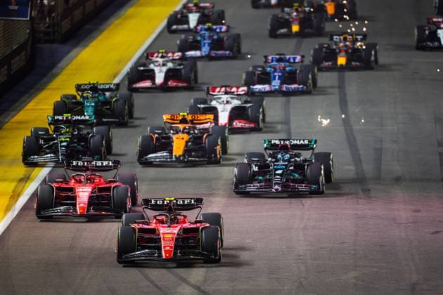 Start, 55 Carlos Sainz (ESP, Scuderia Ferrari), 16 Charles Leclerc (MCO, Scuderia Ferrari), 63 George Russell (GBR, Mercedes-AMG Petronas F1 Team), F1 Grand Prix of Singapore at Marina Bay Street Circuit on September 17, 2023 in Singapore, Singapore. (Photo by HOCH ZWEI) Singapore Singapore