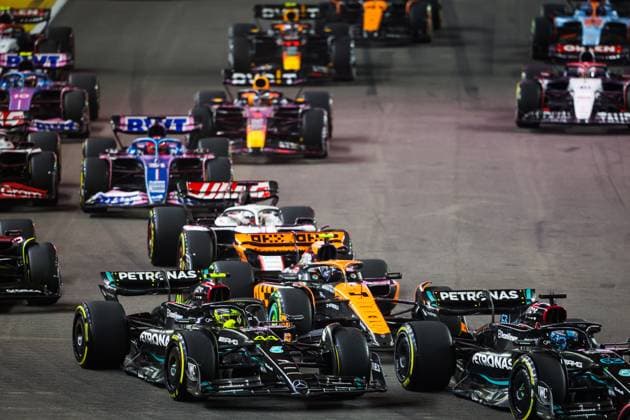 Start, 63 George Russell (GBR, Mercedes-AMG Petronas F1 Team), 44 Lewis Hamilton (GBR, Mercedes-AMG Petronas F1 Team), 4 Lando Norris (GBR, McLaren F1 Team), F1 Grand Prix of Singapore at Marina Bay Street Circuit on September 17, 2023 in Singapore, Singapore. (Photo by HOCH ZWEI) Singapore Singapore