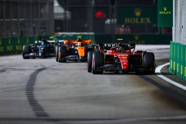 Sport Bilder des Tages 55 Carlos Sainz (ESP, Scuderia Ferrari), F1 Grand Prix of Singapore at Marina Bay Street Circuit on September 17, 2023 in Singapore, Singapore. (Photo by HOCH ZWEI) Singapore Singapore