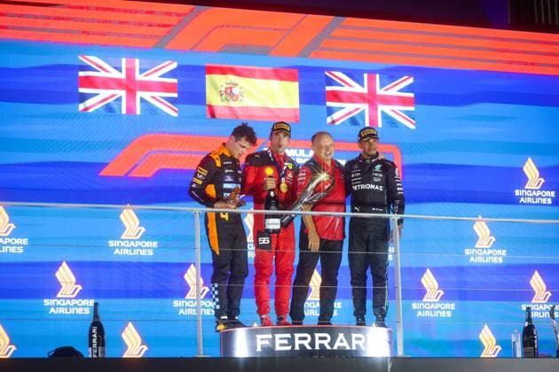 4 Lando Norris (GBR, McLaren F1 Team), 55 Carlos Sainz (ESP, Scuderia Ferrari), Frederic Vasseur (FRA, Scuderia Ferrari), 44 Lewis Hamilton (GBR, Mercedes-AMG Petronas F1 Team), F1 Grand Prix of Singapore at Marina Bay Street Circuit on September 17, 2023 in Singapore, Singapore. (Photo by HOCH ZWEI) Singapore Singapore