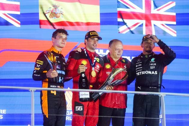 4 Lando Norris (GBR, McLaren F1 Team), 55 Carlos Sainz (ESP, Scuderia Ferrari), Frederic Vasseur (FRA, Scuderia Ferrari), 44 Lewis Hamilton (GBR, Mercedes-AMG Petronas F1 Team), F1 Grand Prix of Singapore at Marina Bay Street Circuit on September 17, 2023 in Singapore, Singapore. (Photo by HOCH ZWEI) Singapore Singapore