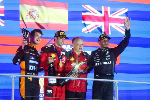 4 Lando Norris (GBR, McLaren F1 Team), 55 Carlos Sainz (ESP, Scuderia Ferrari), Frederic Vasseur (FRA, Scuderia Ferrari), 44 Lewis Hamilton (GBR, Mercedes-AMG Petronas F1 Team), F1 Grand Prix of Singapore at Marina Bay Street Circuit on September 17, 2023 in Singapore, Singapore. (Photo by HOCH ZWEI) Singapore Singapore