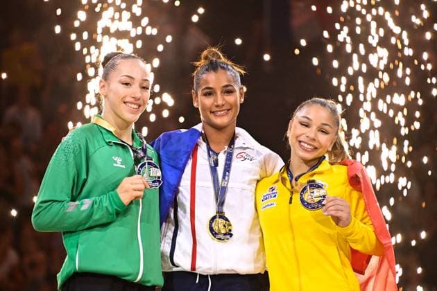 Bilder des Jahres 2023, Sport 09 September Sport Themen der Woche KW37 Sport Bilder des Tages Kaylia Nemour ( Algeire ) - Marine Boyer ( France ) - Flavia Saraiva ( Bresil ) medaille podium GYMNASTIQUE : Internationaux de France - Paris - 17 09 2023 FedericoPestellini Panoramic 