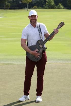 Sport Themen der Woche KW37 Sport Bilder des Tages COLLEGE GROVE, TN - SEPTEMBER 17: Grayson Murray holds the championship trophy guitar following the final round of the Korn Ferry Tour Finals Simmons Bank Open, September 17, 2023 at The Grove in College Grove, Tennessee. (Photo by Matthew Maxey Icon Sportswire) GOLF: SEP 17 Simmons Bank Open EDITORIAL USE ONLY Icon23091741