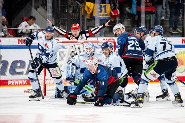 Sport Themen der Woche KW37 Sport Bilder des Tages 17.09.2023 - Eishockey - Saison 2023 2024 - Penny DEL - Nürnberg Ice Tigers Icetigers - Straubing Tigers - ThHa - xthxhax - Ryan Stoa (13, Nürnberg Ice Tigers, Nuernberg Ice Tigers ) vor dem Tor *** 17 09 2023 ice hockey season 2023 2024 penny DEL Nuremberg Ice Tigers Icetigers Straubing Tigers ThHa xthxhax Ryan Stoa 13, Nuremberg Ice Tigers, Nuremberg Ice Tigers in front of goal
