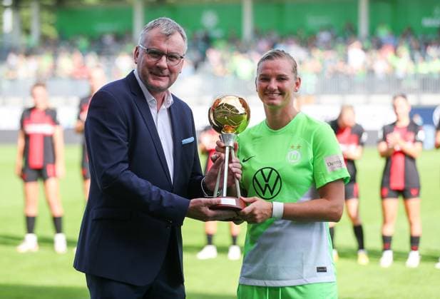 Bilder des Jahres 2023, Sport 09 September Sport Themen der Woche KW37 Sport Bilder des Tages VfL vs. Leverkusen, BL Frauen Wolfsburg, 17.09.2023, FUßBALL - VfL Wolfsburg vs. Bayer 04 Leverkusen, Google Pixel Frauen-Bundesliga, Saison 2023 24. Chefredakteur Jörg Jakob VfL Wolfsburgs Alexandra Popp die Trophäe zur Fußballerin des Jahres. Wolfsburg *** VfL vs Leverkusen, BL Women Wolfsburg, 17 09 2023, FOOTBALL VfL Wolfsburg vs Bayer 04 Leverkusen, Google Pixel Womens Bundesliga, Season 2023 24 Editor in Chief Jörg Jakob VfL Wolfsburgs Alexandra Popp the trophy for female footballer of the year Wolfsburg