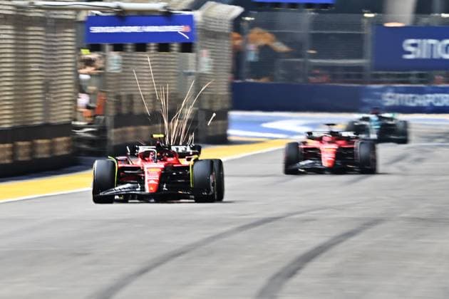 (230918) -- SINGAPORE, Sept. 18, 2023 -- Ferrari driver Carlos Sainz (front) of Spain races during the Formula One Singapore Grand Prix Night Race at the Marina Bay Street Circuit, Sept. 17, 2023. (Photo by Xinhua) (SP)SINGAPORE-F1-SINGAPORE GRAND PRIX ThenxChihxWey 