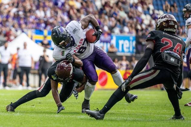 Sport Themen der Woche KW37 Sport Bilder des Tages Kevin Mwamba (Frankfurt Galaxy, 87) wird getacklet mit Ball von Omari Williams (Rhein Fire, 02) Zweikampf Koi Freeman (Rhein Fire, 24) Rhein Fire vs. Frankfurt Galaxy, Am. Football, ELF, Semi Finale, Saison 2023, 16.09.2023, Rhein Fire vs. Frankfurt Galaxy, Am. Football, ELF, Semi Finale, Saison 2023, 16.09.2023, Duisburg *** Kevin Mwamba Frankfurt Galaxy, 87 is tackled with ball by Omari Williams Rhein Fire, 02 one-on-one Koi Freeman Rhein Fire, 24 Rhein Fire vs Frankfurt Galaxy, Am Football, ELF, Semi Final, Season 2023, 16 09 2023, Rhein Fire vs Frankfurt Galaxy, Am Football, ELF, Semi Final, Season 2023, 16 09 2023, Duisburg Copyright: xEibner-Pressefoto VornamexNachnax EP_RJT