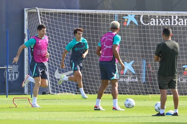 FC Barcelona, Barca Training Before Champions League Match Against Royal Antwerp Joao Felix and Robert Lewandowski during the training session before the UEFA Champions League match against Royal Antwerp FC, in Barcelona, on 18th Septemnber 2023. Barcelona Barcelona Spain  Copyright: xUrbanandsportx originalFilename:urbanandsport-fcbarcel230918_np2wj.jpg