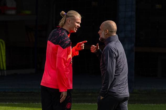 Football - UEFA Champions League - Group G MD-1 - Manchester City FC v Red Star Belgrade CF MANCHESTER, ENGLAND - Monday, September 18, 2023: Manchester City s Erling Haaland speaks with manager Josep Pep Guardiola during a training session at the Etihad Campus ahead of the UEFA Champions League Group G match between Manchester City FC and Red Star Belgrade. MANCHESTER City of Manchester Stadium GREATER MANCHESTER ENGLAND  Copyright: xDavidxRawcliffex P2023-09-18-Man_City_Red_Star_MD-1-66