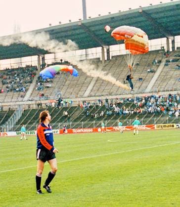 Archivbilder der Woche SPORT KW38 RECORD DATE NOT STATED Aus 1. BL. Saison 1987 88 Hannover 96 - Eintracht Frankfurt 1:2 am 14.11.1987 im Niedersachsenstadion. Im Foto: Fallschirmspringer vor Spielbeginn landen im Stadion *** From 1 BL season 1987 88 Hannover 96 Eintracht Frankfurt 1 2 on 14 11 1987 in Niedersachsenstadion In the photo parachutists before the start of the game land in the stadium