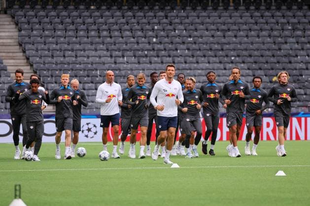 Bern - RB Leipzig CL Matchday-1 Bern, 18.09.2023, Wankdorf Stadion, Fussball , UEFA Champions League, Gruppe G , MD-1, Young Boys Bern vs. RB Leipzig , Abschlusstraining RB Leipzig , Im Bild: RB Spieler laufen sich warm. , Foto nur zur redaktionellen Nutzung bestimmt! . , UEFA regulations prohibit any use of photographs as image sequences and or quasi-video ,