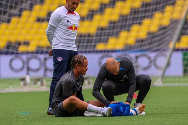 Bern - RB Leipzig CL Matchday-1 Bern, 18.09.2023, Wankdorf Stadion, Fussball , UEFA Champions League, Gruppe G , MD-1, Young Boys Bern vs. RB Leipzig , Abschlusstraining RB Leipzig , Im Bild: Xavi Simons (RB Leipzig) wird behandelt . , Foto nur zur redaktionellen Nutzung bestimmt! . , UEFA regulations prohibit any use of photographs as image sequences and or quasi-video ,