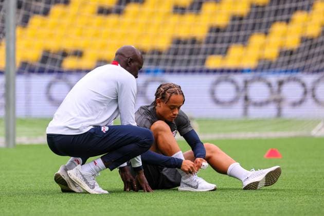 Sport Bilder des Tages Bern - RB Leipzig CL Matchday-1 Bern, 18.09.2023, Wankdorf Stadion, Fussball , UEFA Champions League, Gruppe G , MD-1, Young Boys Bern vs. RB Leipzig , Abschlusstraining RB Leipzig , Im Bild v.l.: Teambetreuer Babacar N Diaye (RB Leipzig) und Xavi Simons (RB Leipzig). , Foto nur zur redaktionellen Nutzung bestimmt! . , UEFA regulations prohibit any use of photographs as image sequences and or quasi-video ,
