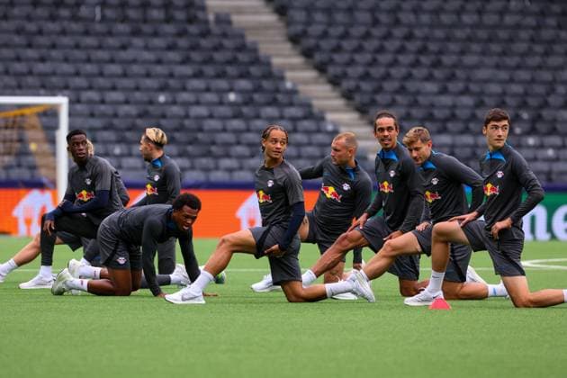 Bern - RB Leipzig CL Matchday-1 Bern, 18.09.2023, Wankdorf Stadion, Fussball , UEFA Champions League, Gruppe G , MD-1, Young Boys Bern vs. RB Leipzig , Abschlusstraining RB Leipzig , Im Bild: Spieler von RB Leipzig machen Dehnübungen . , Foto nur zur redaktionellen Nutzung bestimmt! . , UEFA regulations prohibit any use of photographs as image sequences and or quasi-video ,