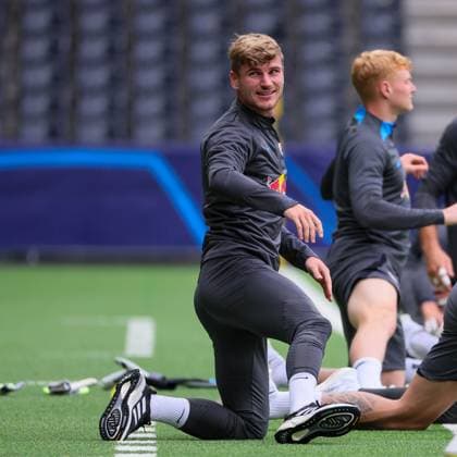 Bern - RB Leipzig CL Matchday-1 Bern, 18.09.2023, Wankdorf Stadion, Fussball , UEFA Champions League, Gruppe G , MD-1, Young Boys Bern vs. RB Leipzig , Abschlusstraining RB Leipzig , Im Bild: Timo Werner (11, RB Leipzig) macht Dehnübungen . , Foto nur zur redaktionellen Nutzung bestimmt! . , UEFA regulations prohibit any use of photographs as image sequences and or quasi-video ,