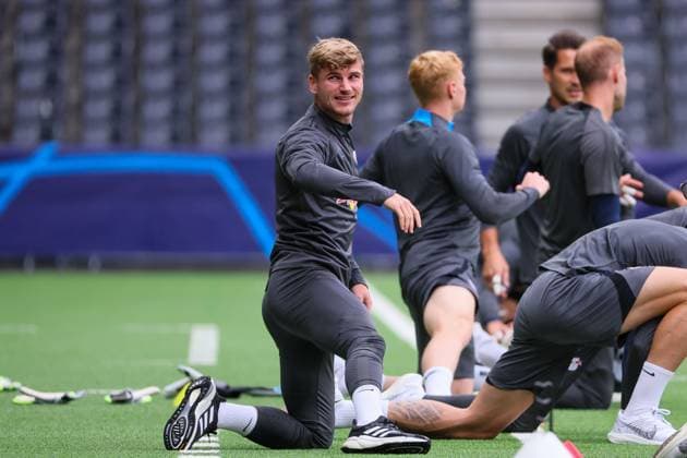 Bern - RB Leipzig CL Matchday-1 Bern, 18.09.2023, Wankdorf Stadion, Fussball , UEFA Champions League, Gruppe G , MD-1, Young Boys Bern vs. RB Leipzig , Abschlusstraining RB Leipzig , Im Bild: Timo Werner (11, RB Leipzig) macht Dehnübungen . , Foto nur zur redaktionellen Nutzung bestimmt! . , UEFA regulations prohibit any use of photographs as image sequences and or quasi-video ,