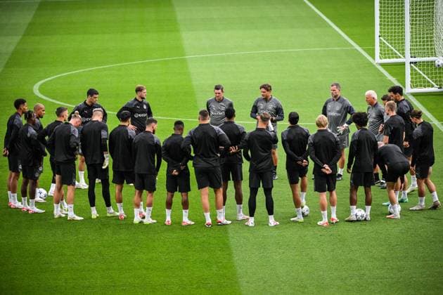 September 18, 2023, Paris, France, France: Edin TERZIC of Borussia Dortmund speaks to his players during a Borussia Dortmund training session at Parc des Princes Stadium on September 18, 2023 in Paris, France. Paris France - ZUMAm308 20230918_zsp_m308_028 Copyright: xMatthieuxMirvillex