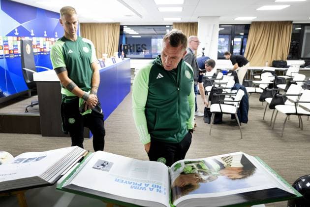 ROTTERDAM - Celtic coach Brendan Rodgers and Joe Hart look at a photo of Wim Jansen. Jansen has also been Celtic s coach. During a press conference, PK, Pressekonferenz in De Kuip, Scottish Celtic FC looks ahead to the first match in the group stage of the Champions League against Feyenoord. ANP OLAF KRAAK xVIxANPxSportx xxANPxIVx 478633391 originalFilename: 478633391.jpg