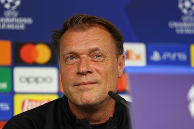 Fußball Herren Saison 2023 2024 UEFA Champions League 1. Spieltag I Pressekonferenz I Schachtar Donezk I 18.09.2023 Patrick van Leeuwen (Trainer, Schachtar Donezk) lächelt. Hamburg Volksparkstadion Hamburg Deutschland Copyright: xLobecax xHenningxRohlfsx