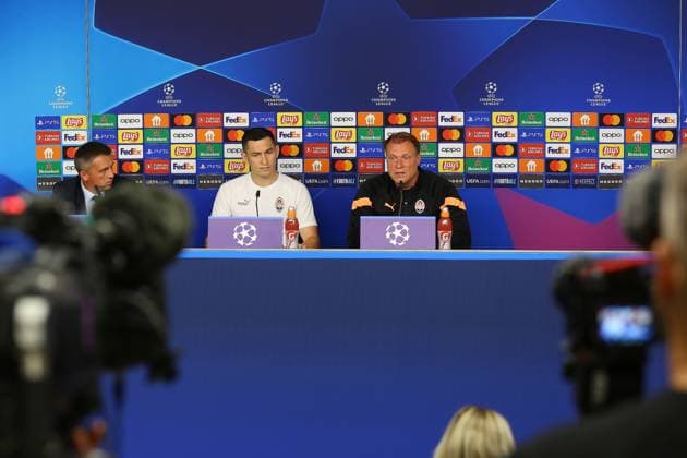 Fußball Herren Saison 2023 2024 UEFA Champions League 1. Spieltag I Pressekonferenz I Schachtar Donezk I 18.09.2023 Patrick van Leeuwen (Trainer, Schachtar Donezk) und Taras Stepanenko (6, Schachtar Donezk) bei der Pressekonferenz. Hamburg Volksparkstadion Hamburg Deutschland Copyright: xLobecax xHenningxRohlfsx