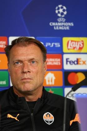 Fußball Herren Saison 2023 2024 UEFA Champions League 1. Spieltag I Pressekonferenz I Schachtar Donezk I 18.09.2023 Patrick van Leeuwen (Trainer, Schachtar Donezk) schaut fokussiert. Hamburg Volksparkstadion Hamburg Deutschland Copyright: xLobecax xHenningxRohlfsx