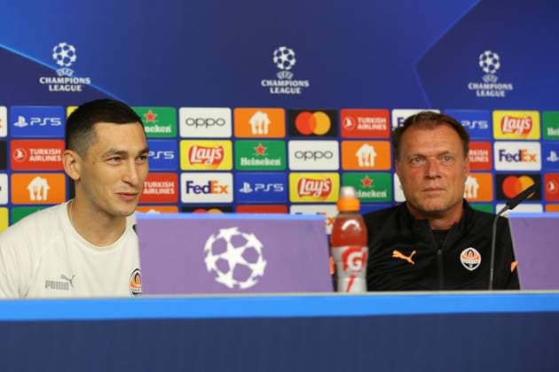 Fußball Herren Saison 2023 2024 UEFA Champions League 1. Spieltag I Pressekonferenz I Schachtar Donezk I 18.09.2023 Taras Stepanenko (6, Schachtar Donezk) und Patrick van Leeuwen (Trainer, Schachtar Donezk) in der Pressekonferenz. Hamburg Volksparkstadion Hamburg Deutschland Copyright: xLobecax xHenningxRohlfsx
