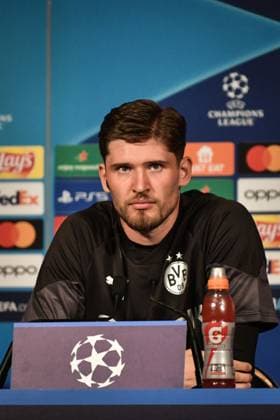 Champions League Football - Borussia Dortmund training session - Paris Borussia Dortmund s goalkeeper Gregor Kobel delivers a press conference, PK, Pressekonferenz prior to a training session of Borussia Dortmund on the eve of the Champions League football match between Paris Saint-Germain and Borussia Dortmund at the Parc des Princes stadium in Paris on September 18, 2023. Photo by Firas Abdullah ABACAPRESS.COM Paris Ã?le-de-France France  Copyright: xAbdullahxFiras ABACAx 868183_002 AbdullahxFiras ABACAx 868183_002
