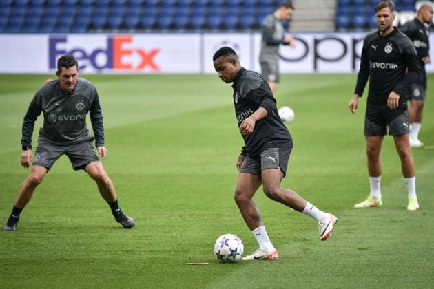 Champions League Football - Borussia Dortmund training session - Paris Borussia Dortmund s Youssoufa Moukoko (C) participates in a training session on the eve of the Champions League football match between Paris Saint-Germain and Borussia Dortmund at the Parc des Princes stadium in Paris on September 18, 2023. Photo by Firas Abdullah ABACAPRESS.COM Paris Ã?le-de-France France  Copyright: xAbdullahxFiras ABACAx 868183_037 AbdullahxFiras ABACAx 868183_037